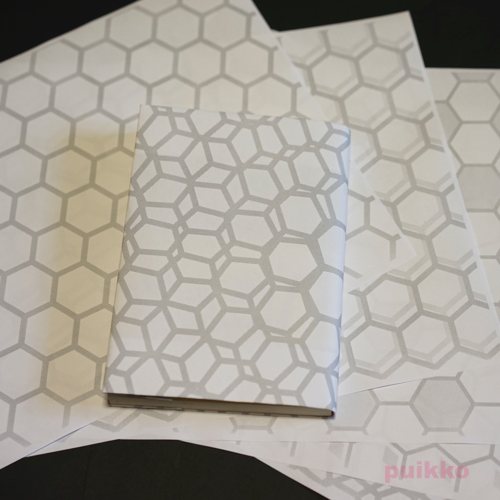 紙製ブックカバー 六角形のパターン
