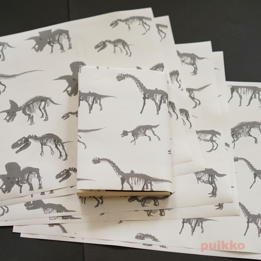 紙製ブックカバー 恐竜の骨格