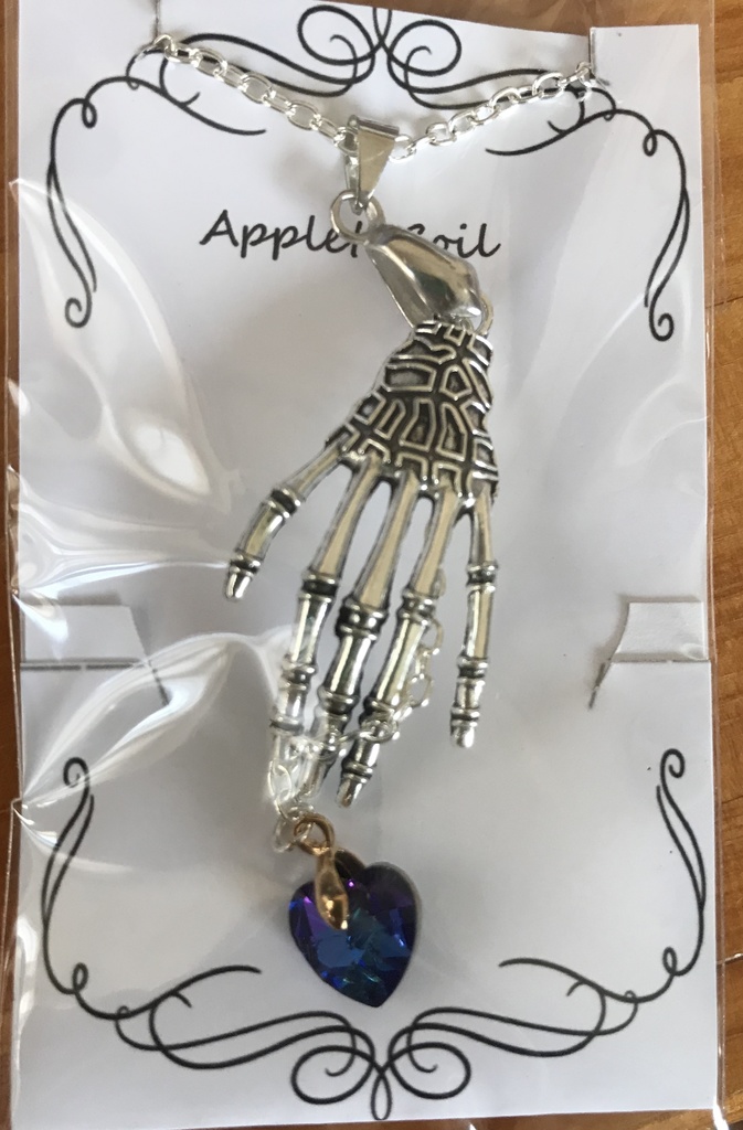 スカルハンドネックレス