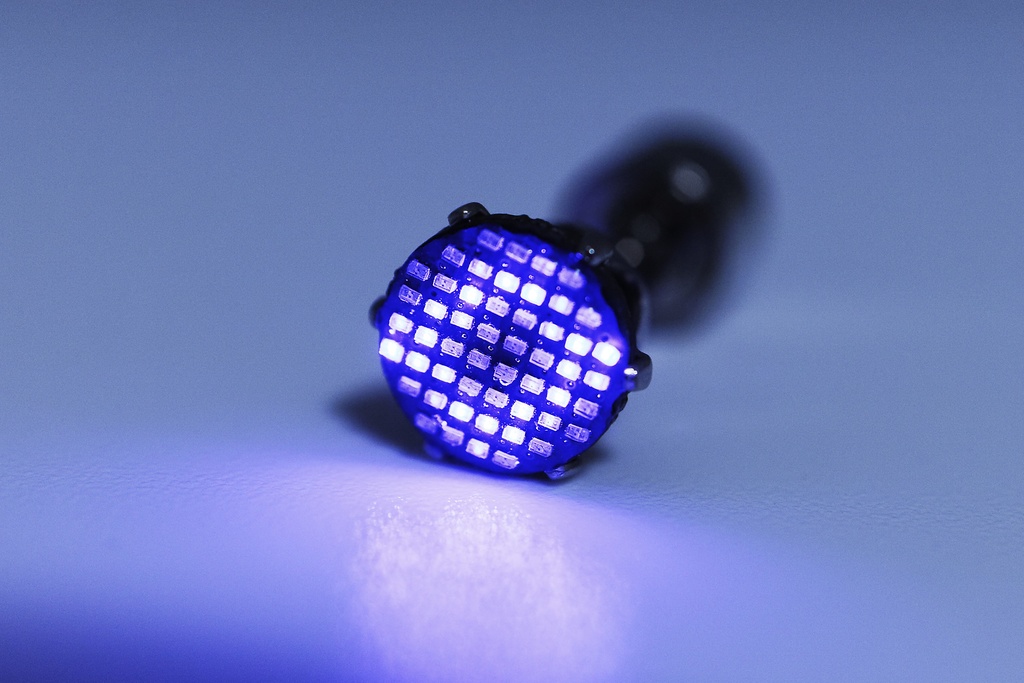 動画を再生できるピアス「RNW03」