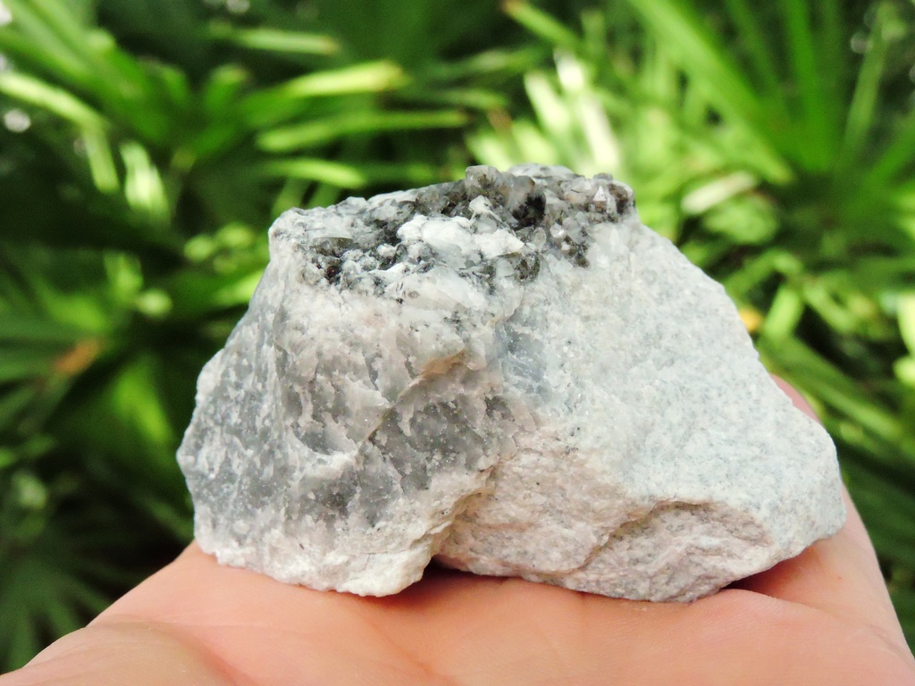 フィンランド産トチリナイト鉱物標本 140g - 1.6 インチ ホワイト