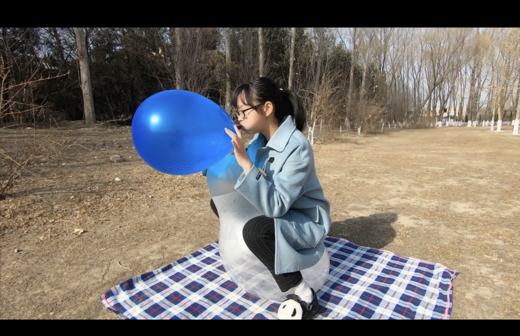 阿兜屋外で風船遊びをする