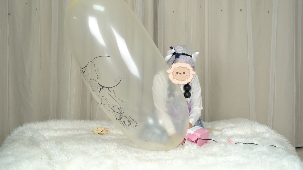 御桃子古い風船で遊ぶ