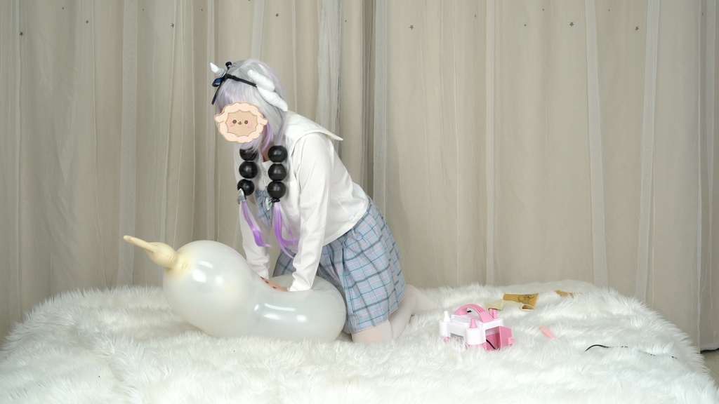 御桃子古い風船で遊ぶ