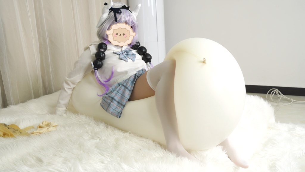 御桃子古い風船で遊ぶ