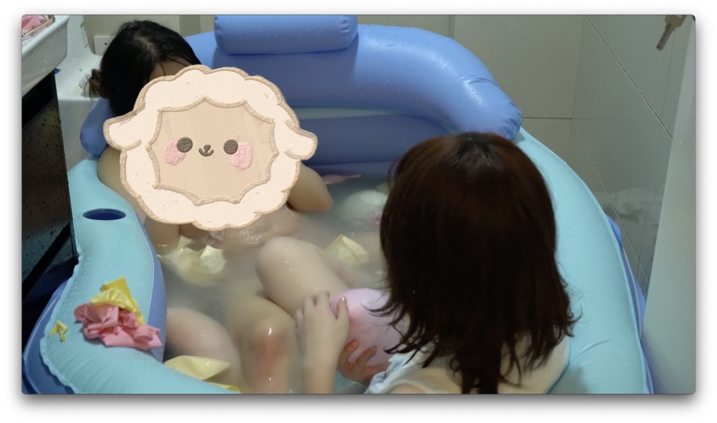 二人で風船風呂で遊んでいました
