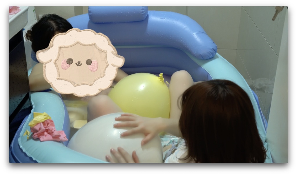 二人で風船風呂で遊んでいました