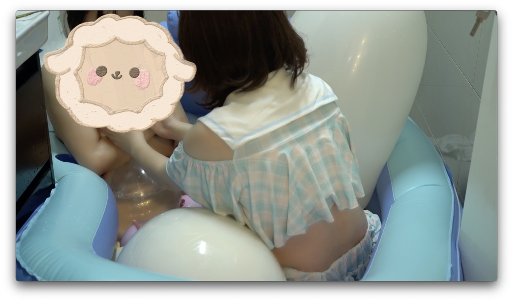 二人で風船風呂で遊んでいました