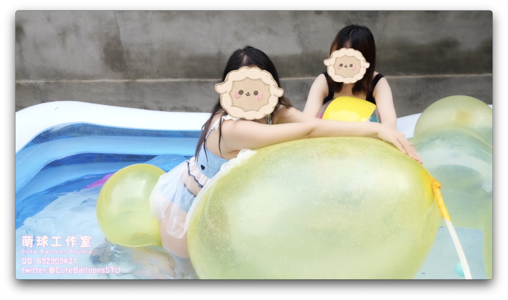 二人屋外プールpop巨大な異形の風船