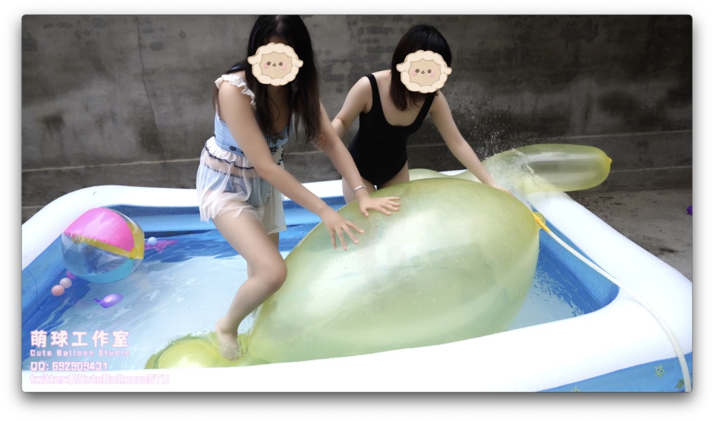 二人屋外プールpop巨大な異形の風船