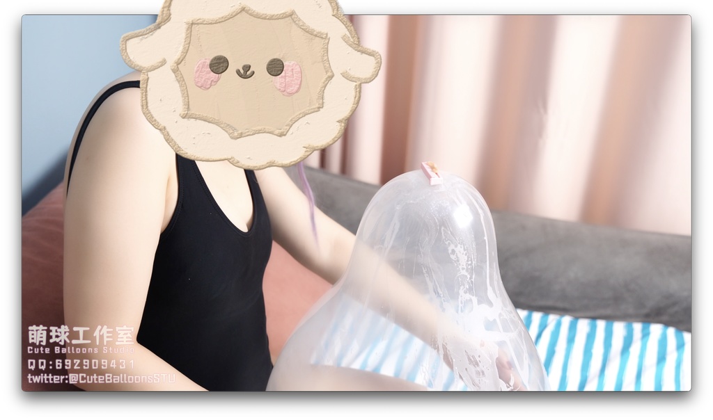 御桃子水着で濡れたQ18風船で遊ぶ