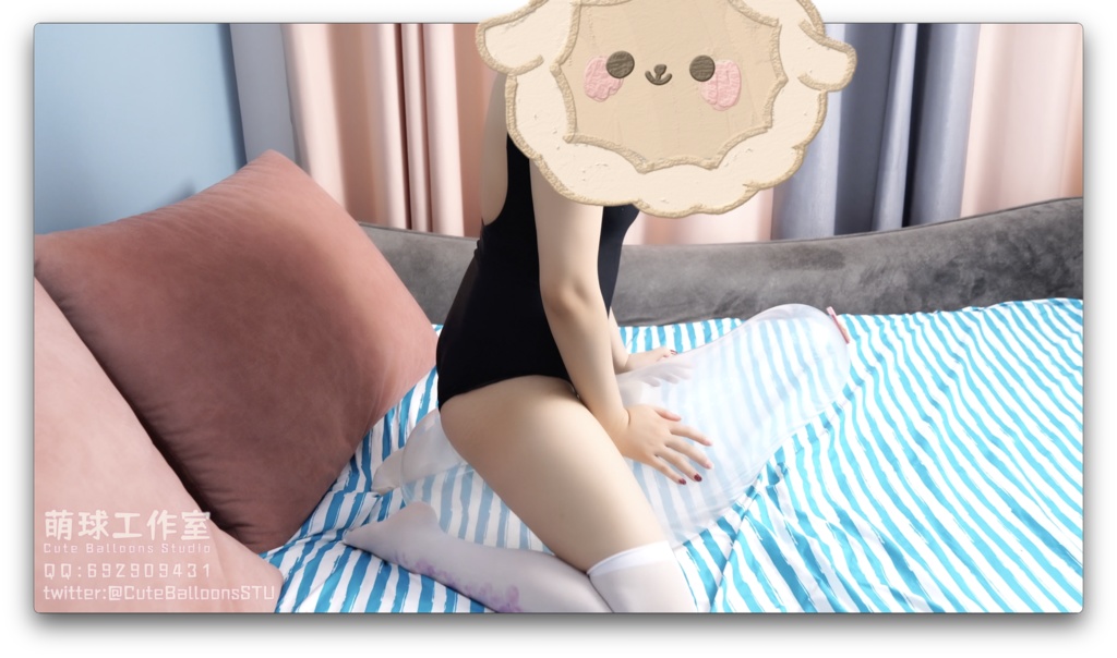 御桃子水着で濡れたQ18風船で遊ぶ