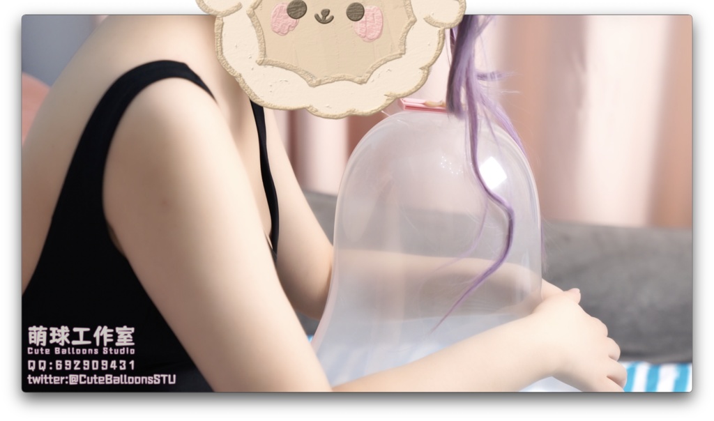 御桃子水着で濡れたQ18風船で遊ぶ