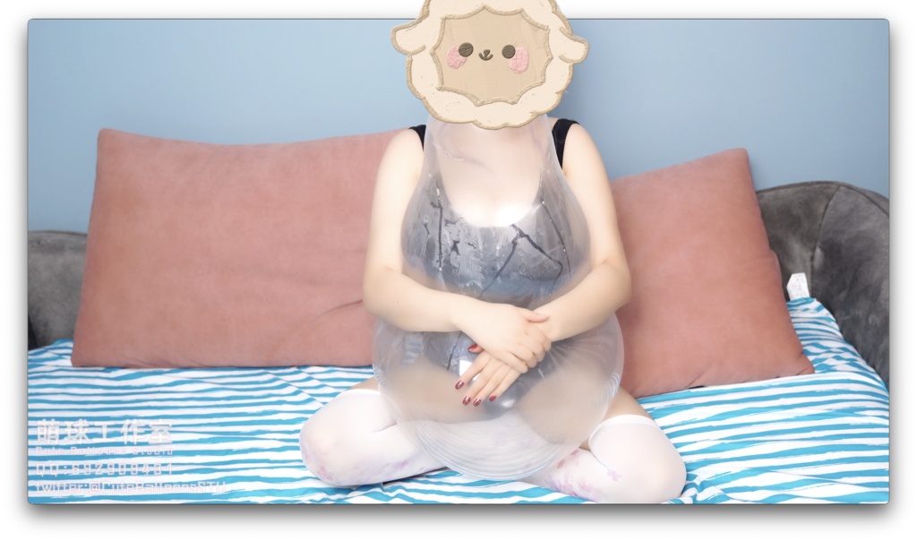 御桃子水着で濡れたQ18風船で遊ぶ