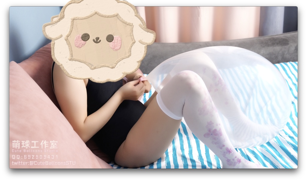 御桃子水着で濡れたQ18風船で遊ぶ