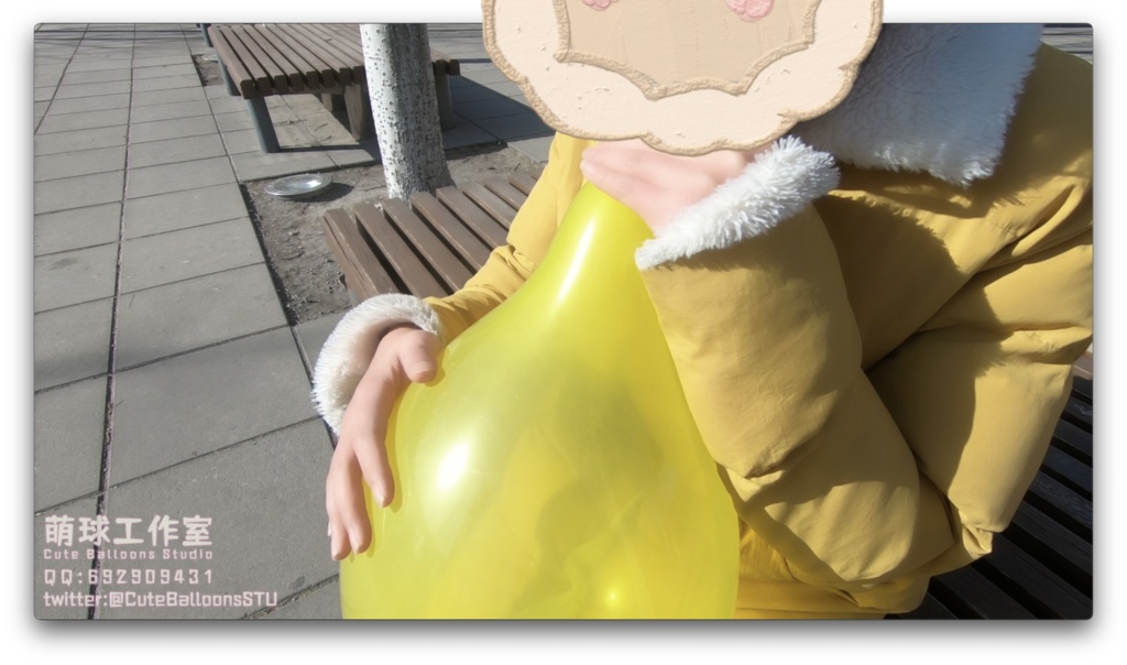 阿兜公園で風船遊びをする