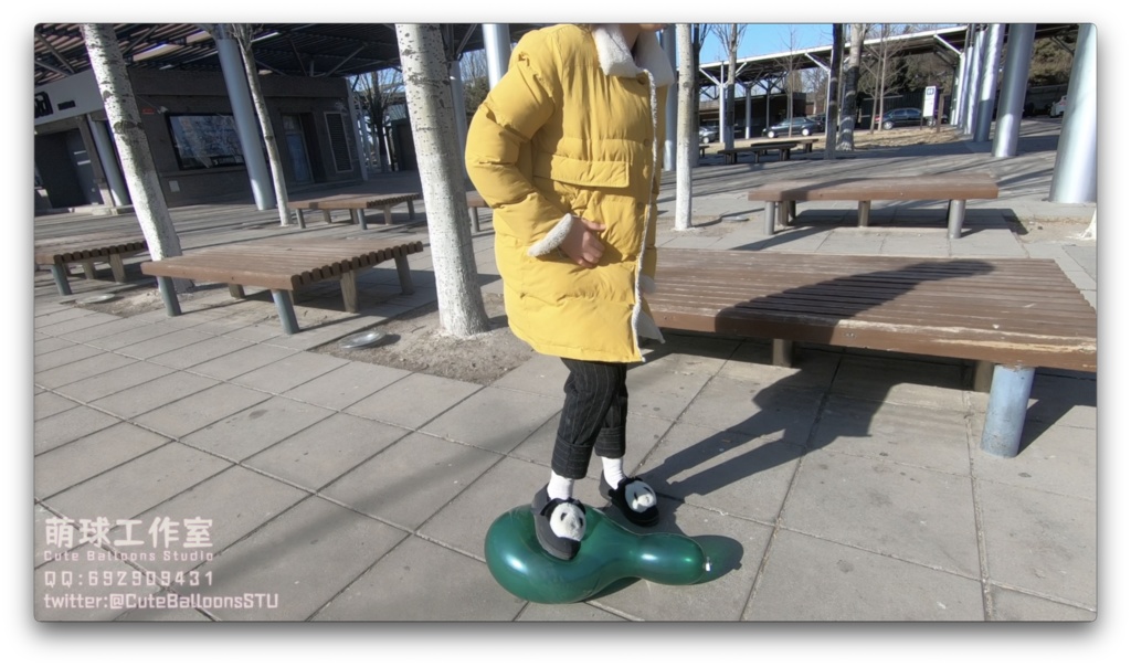 阿兜公園で風船遊びをする