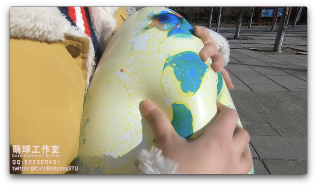 阿兜公園で風船遊びをする