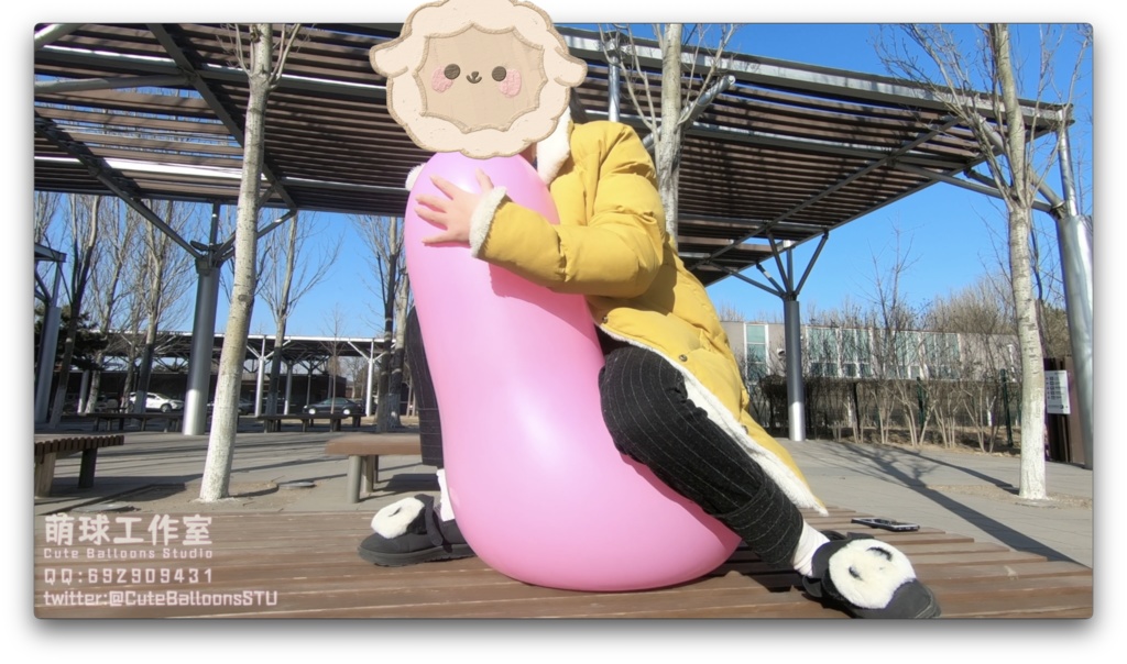 阿兜公園で大きな風船遊びをしています(CT32L、Q24)