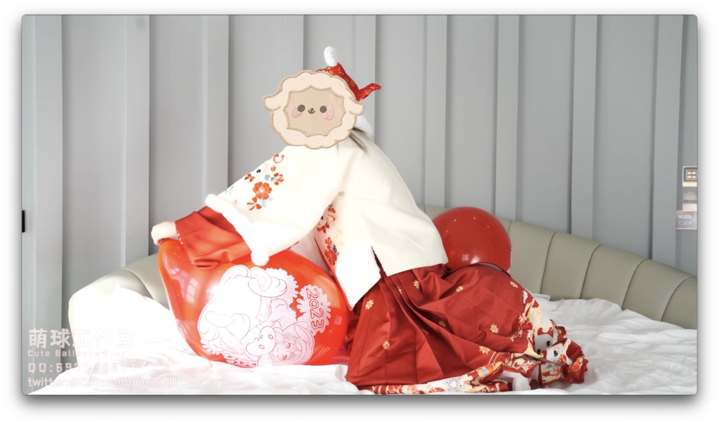 兎年賀喜猫猫餅目隠しして風船を吹いて、遊んで風船を爆発させます