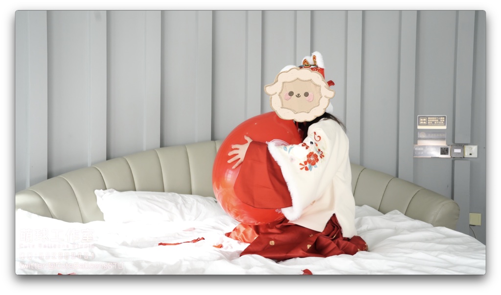 兎年賀喜猫猫餅目隠しして風船を吹いて、遊んで風船を爆発させます