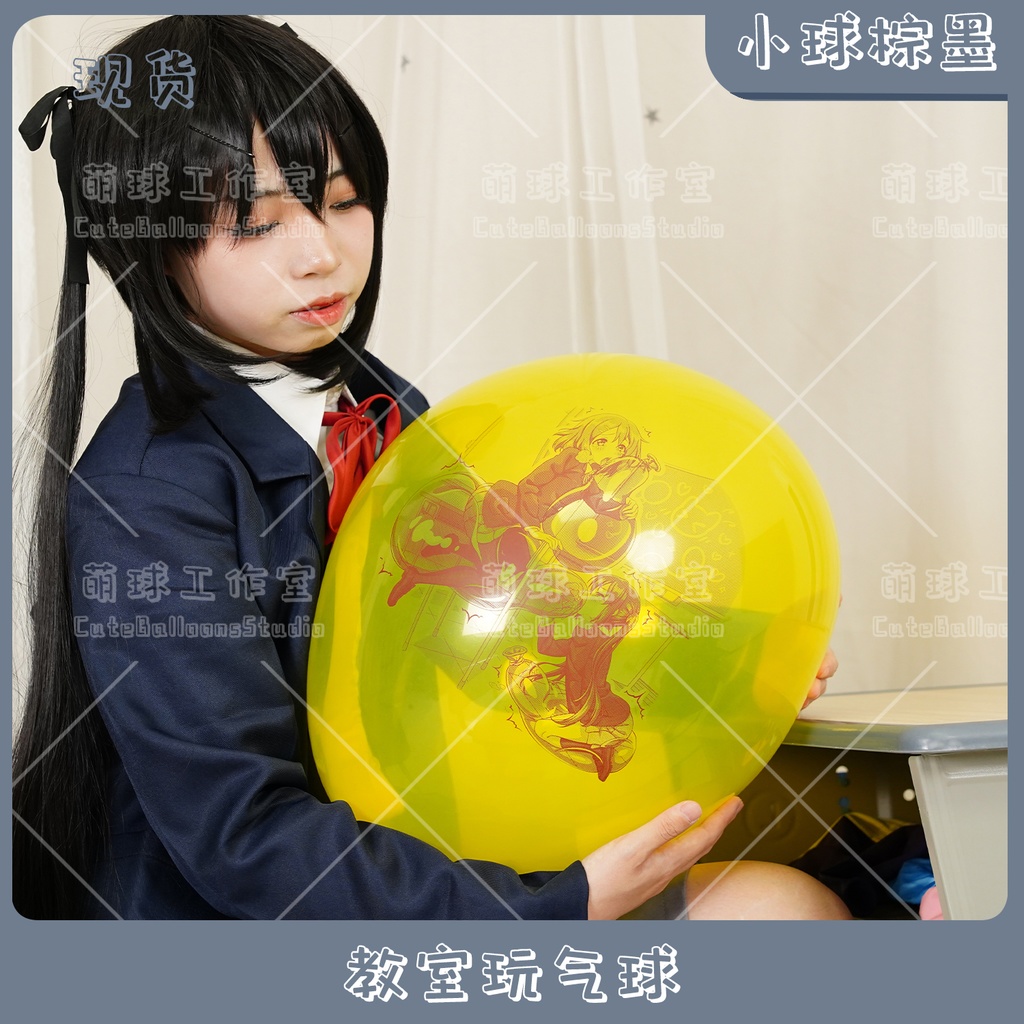 【現物】教室の椅子で風船遊びをする女の子(ブラウンインキ)(C1-05)