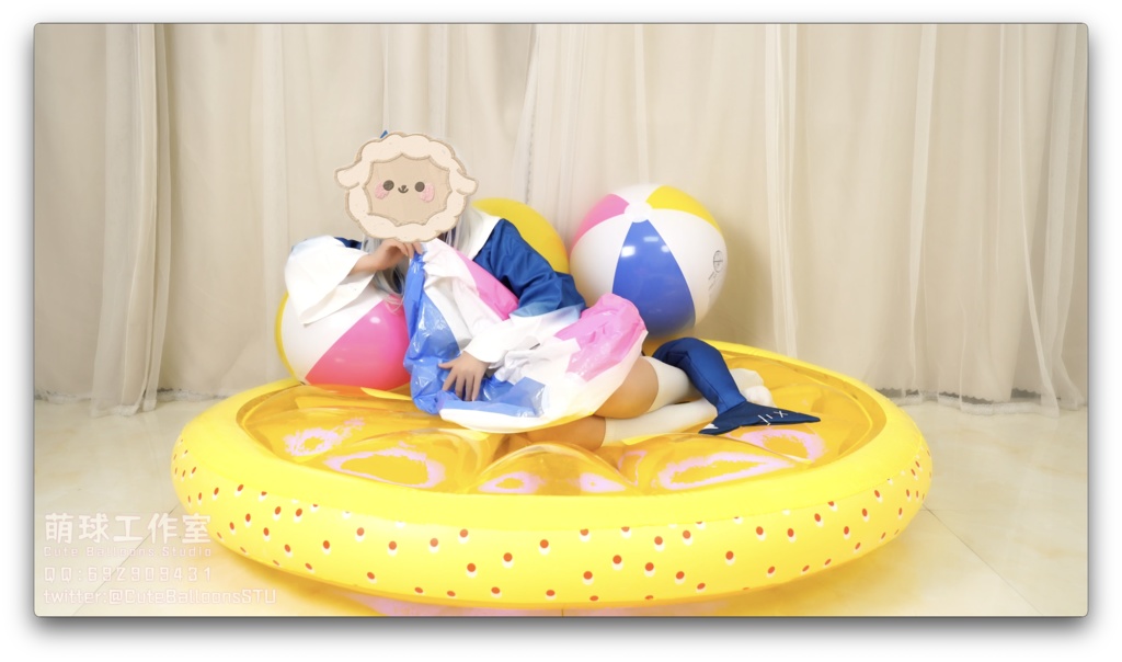 サメは熱膨張後のビーチボールで遊ぶ