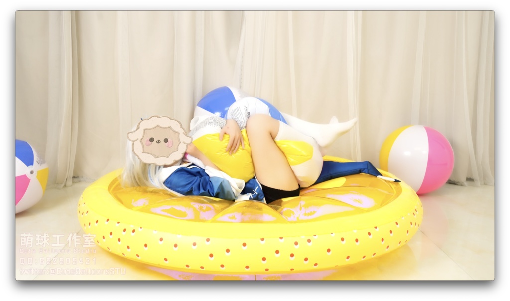 サメは熱膨張後のビーチボールで遊ぶ