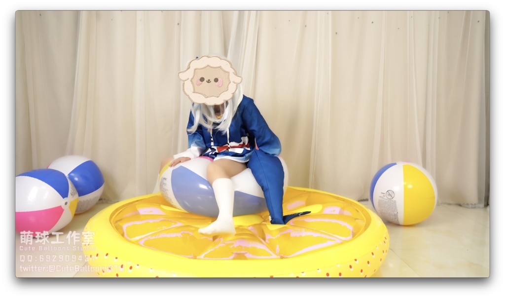 サメは熱膨張後のビーチボールで遊ぶ