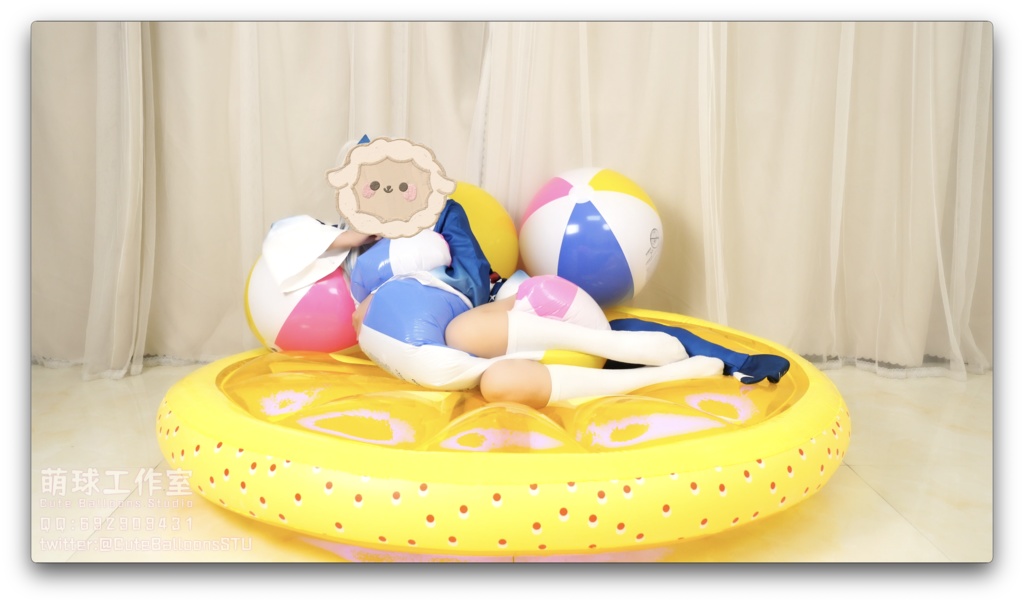 サメは熱膨張後のビーチボールで遊ぶ