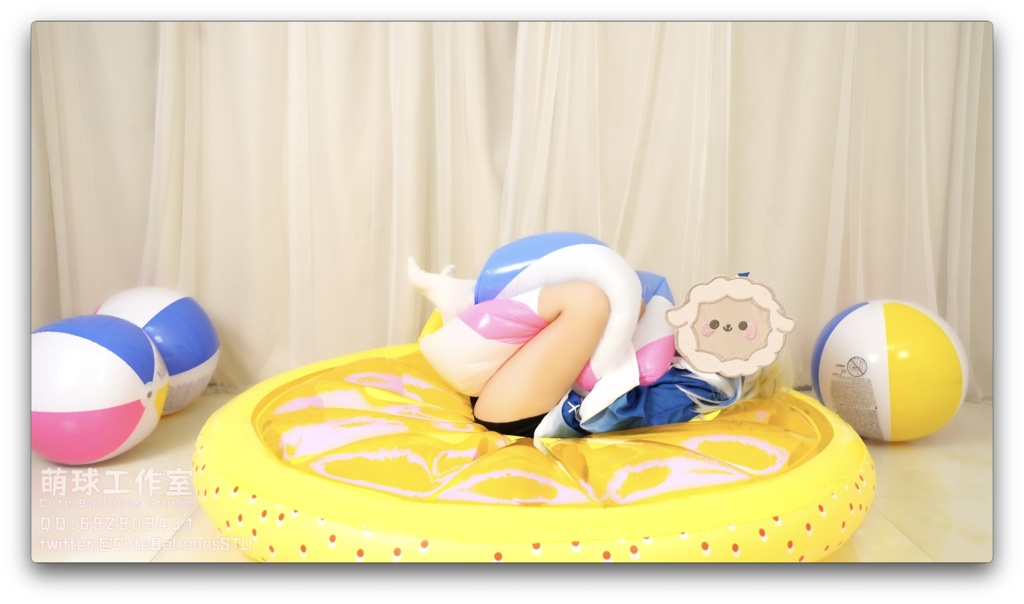 サメは熱膨張後のビーチボールで遊ぶ