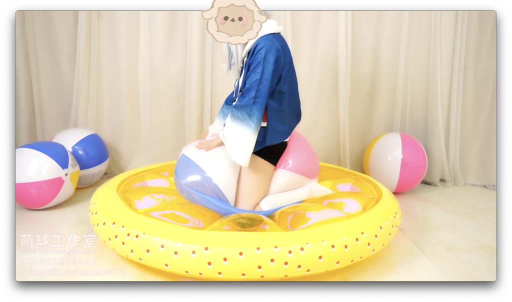 サメは熱膨張後のビーチボールで遊ぶ