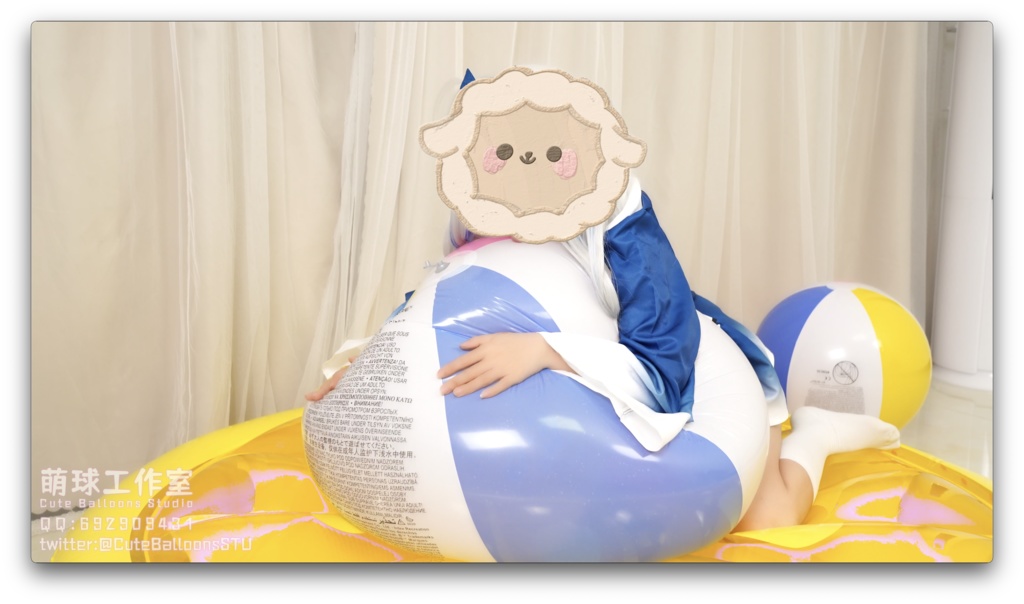 サメは熱膨張後のビーチボールで遊ぶ