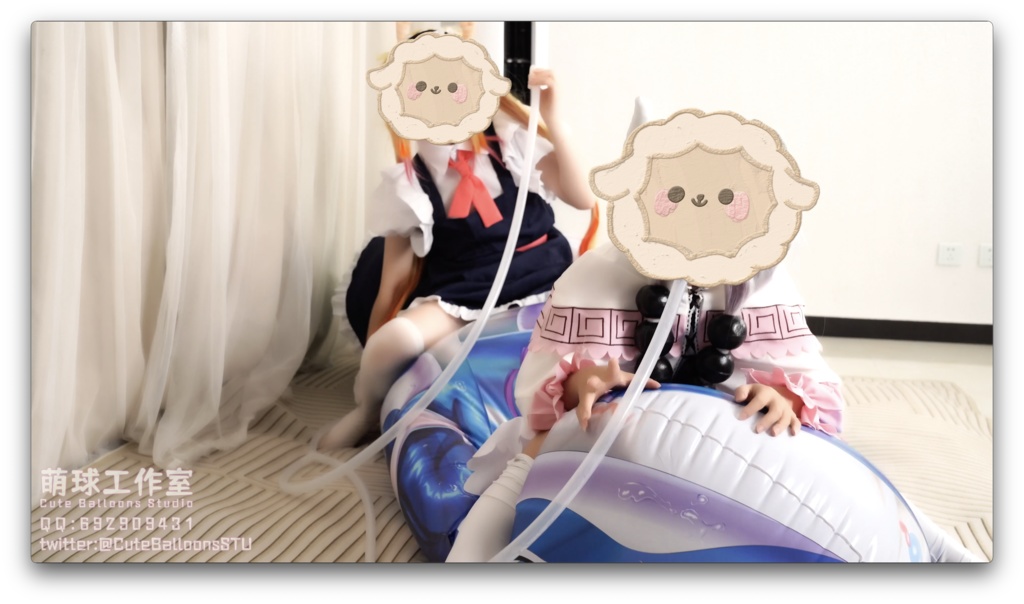 トールとカンナが一緒に空気入り抱き枕を極限までポップに