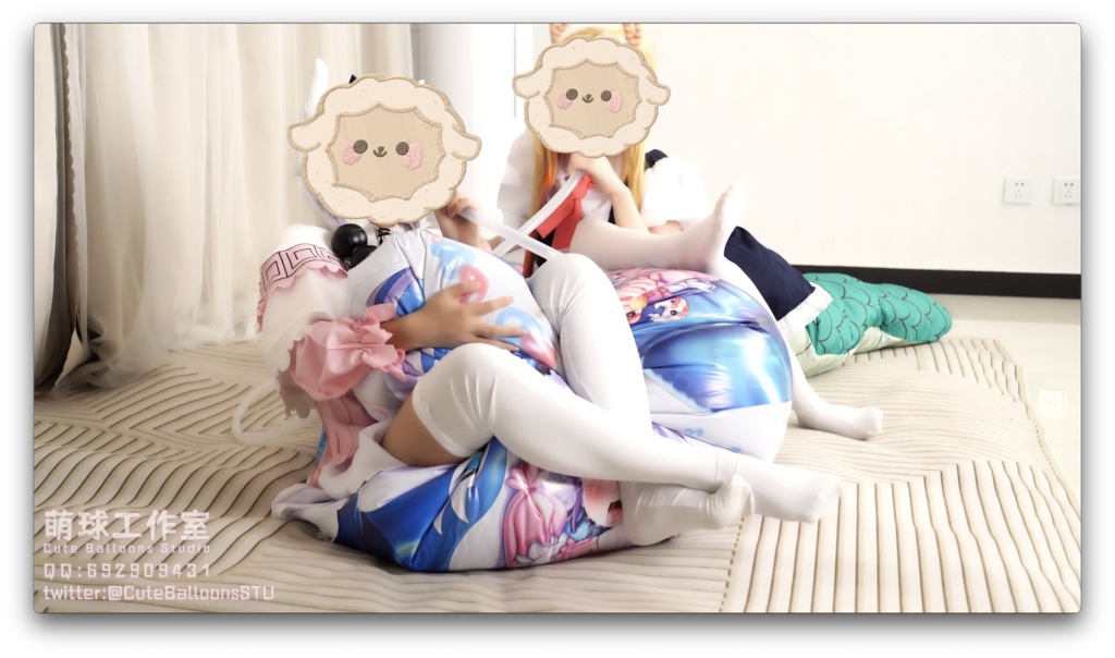 トールとカンナが一緒に空気入り抱き枕を極限までポップに