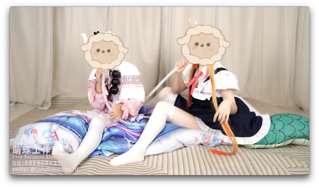 トールとカンナが一緒に空気入り抱き枕を極限までポップに