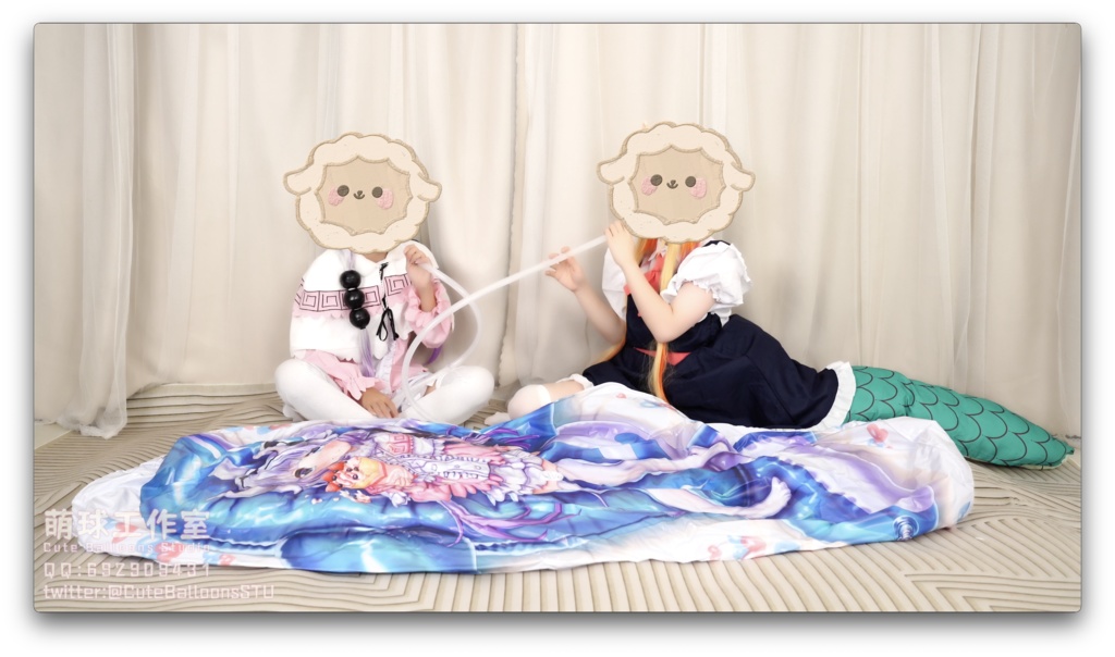 トールとカンナが一緒に空気入り抱き枕を極限までポップに