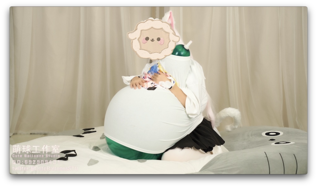 猫娘の服の中で風船を吹く