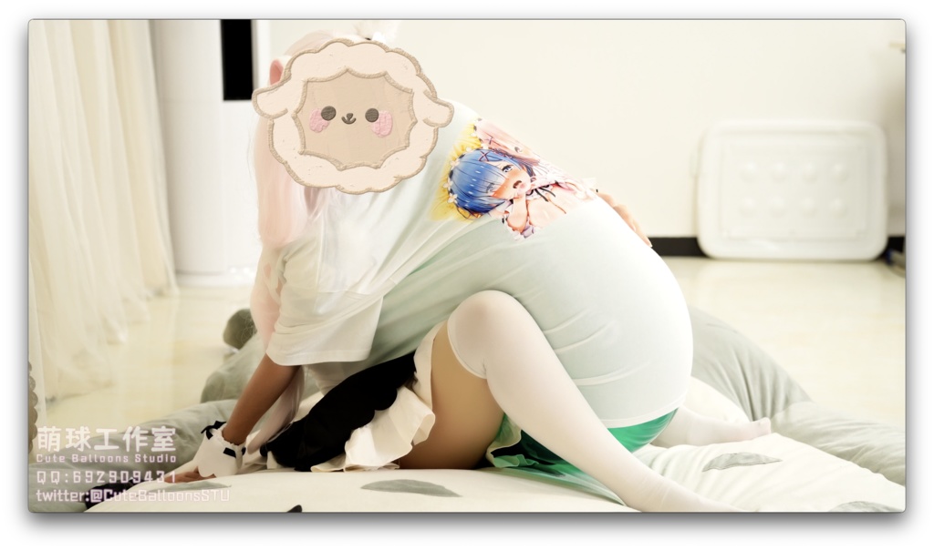 猫娘の服の中で風船を吹く