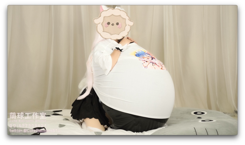 猫娘の服の中で風船を吹く