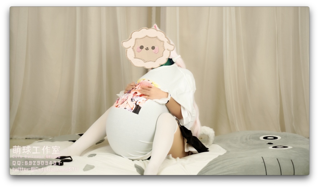 猫娘の服の中で風船を吹く