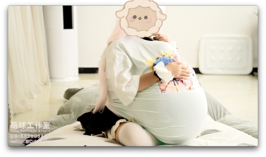 猫娘の服の中で風船を吹く