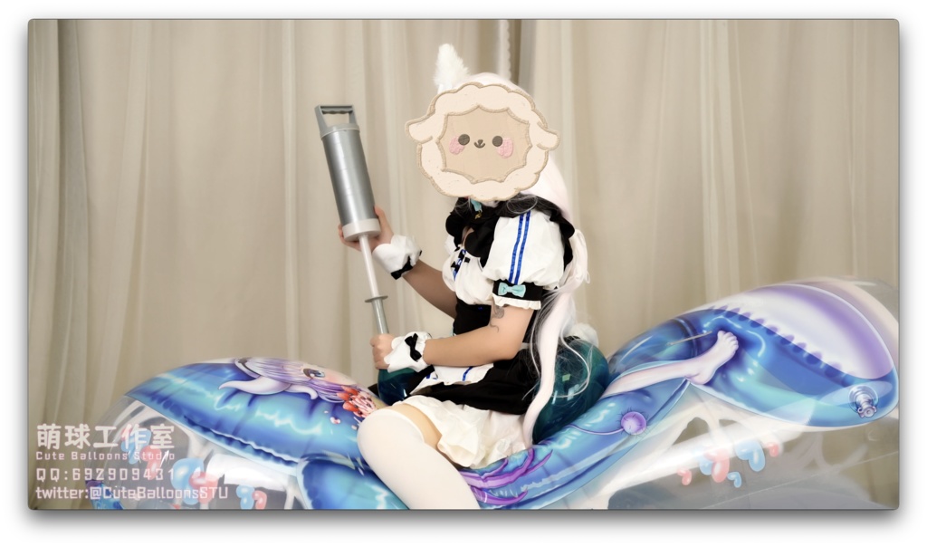 猫娘は空気入り抱き枕に風船に乗っている