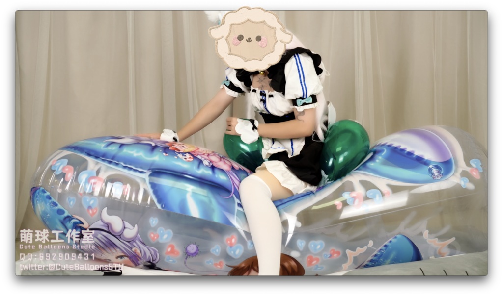猫娘は空気入り抱き枕に風船に乗っている