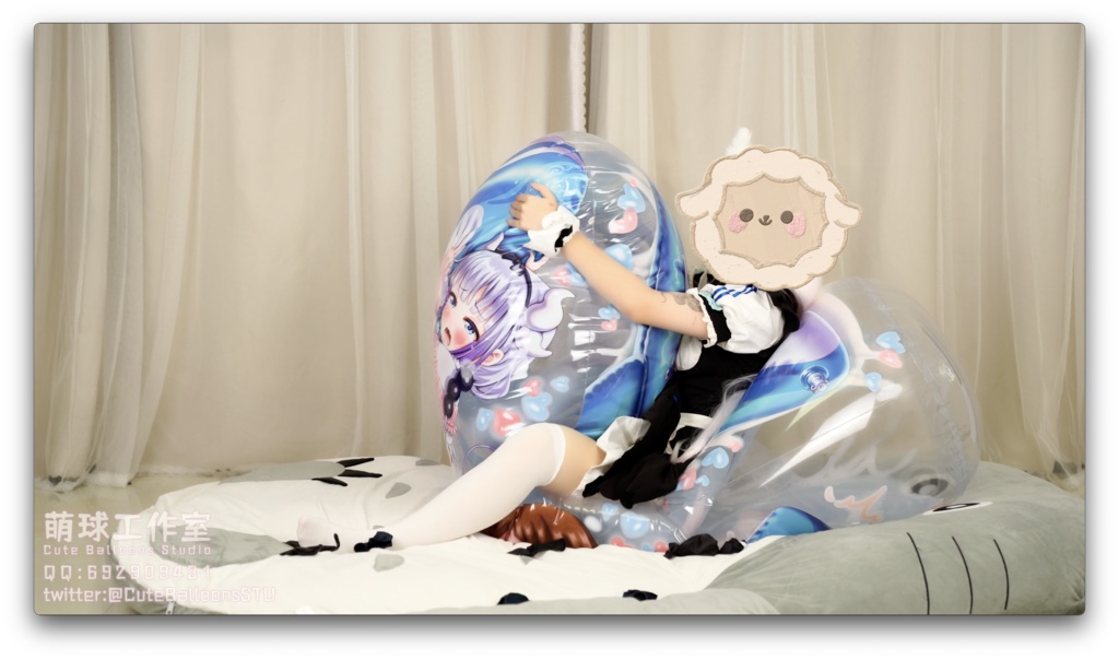 猫娘は空気入り抱き枕に風船に乗っている