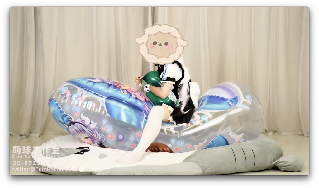 猫娘は空気入り抱き枕に風船に乗っている