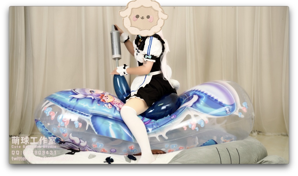 猫娘は空気入り抱き枕に風船に乗っている