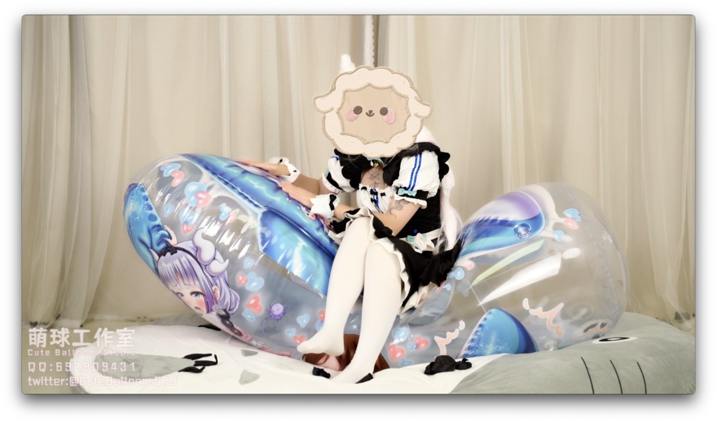 猫娘は空気入り抱き枕に風船に乗っている