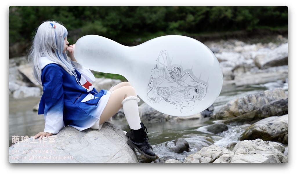 小さなサメが屋外で風船を膨らませています