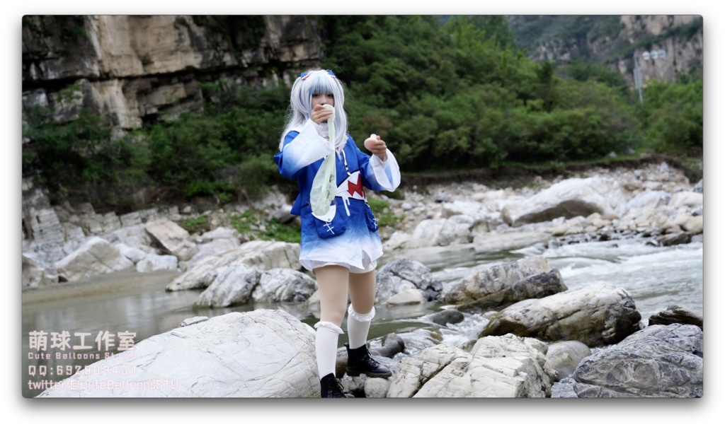 小さなサメが屋外で風船を膨らませています